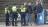 Politie houdt supporters staande bij tramhalte stadion voor controle